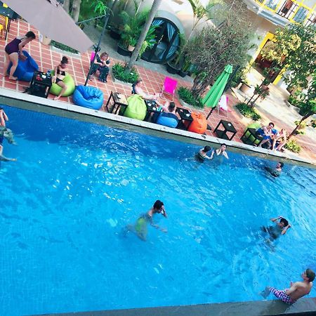 White Rabbit Hostel Сіємреап Екстер'єр фото
