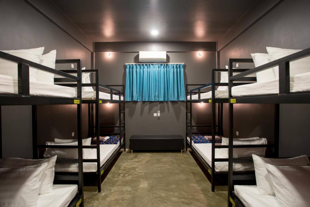 White Rabbit Hostel Сіємреап Екстер'єр фото