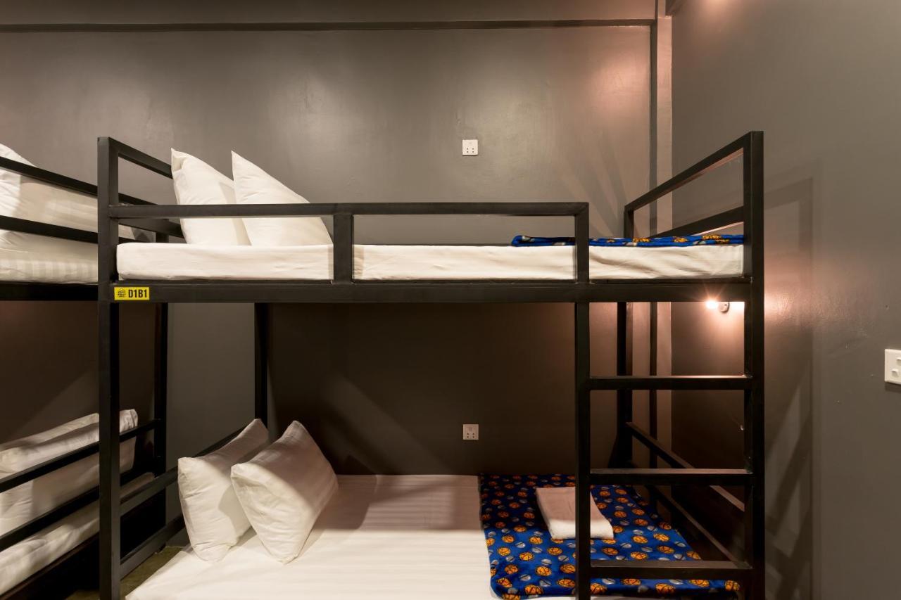 White Rabbit Hostel Сіємреап Екстер'єр фото
